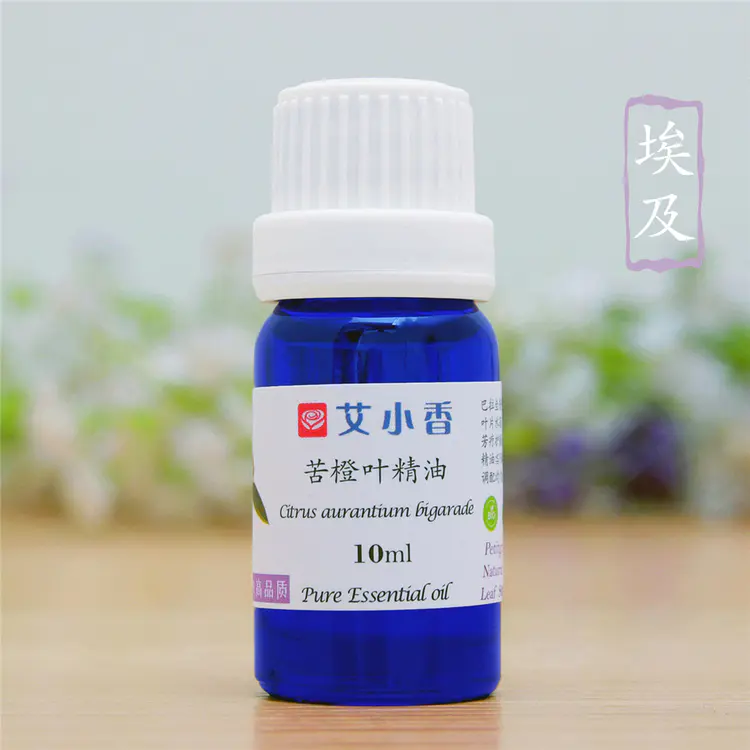 整夜无梦好睡眠，用薰衣草精油、苦橙叶精油、檀香精油和玫瑰天竺葵精油香薰